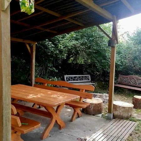 Lakeside Home, Private Garden بيت للعطل *
