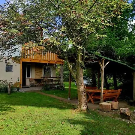 Lakeside Home, Private Garden بيت للعطل *